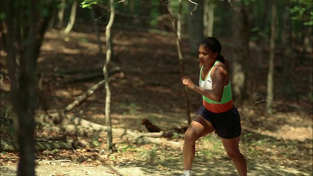 在森林小径上跑步的女人/红顶山州立公园，乔治亚州视频素材