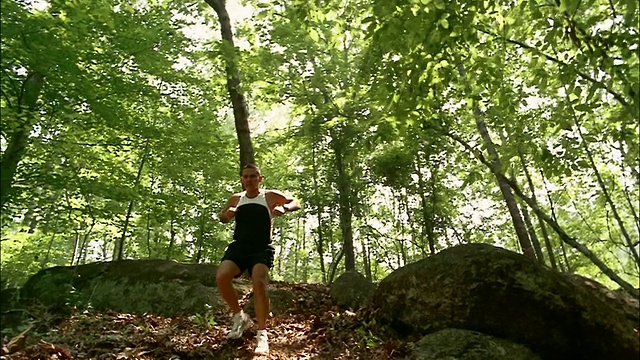一名男子在穿越树林的小路上往下坡跑，乔治亚州红顶山州立公园视频素材