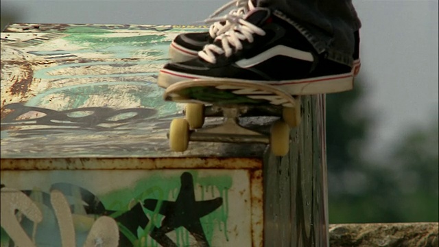 溜冰者在布满涂鸦的金属覆盖物上打磨的慢动作视频下载