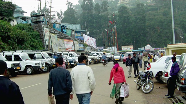 印度乡村道路上的交通，行人走过视频下载