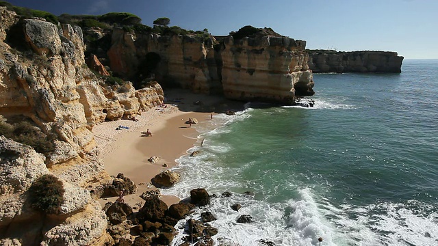 葡萄牙Albufeira / Algarve附近的WS HA岩石海岸视频素材