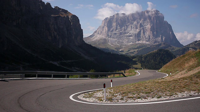 意大利加迪纳山口的WS摩托车视频素材