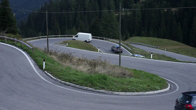 意大利Pordoi Pass /上阿迪杰的WS Cars视频素材