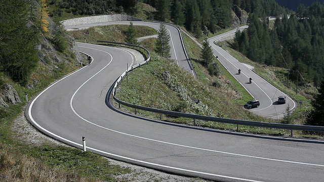 意大利Pordoi Pass /上阿迪杰的WS Cars视频素材