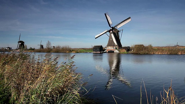 运河边的老式风车，前景的金德迪克，荷兰，荷兰视频下载