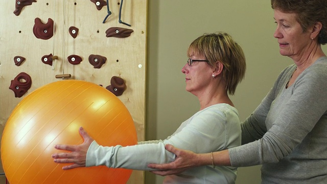 MS物理治疗师与老年患者举起健身球/曼彻斯特，佛蒙特，美国视频下载