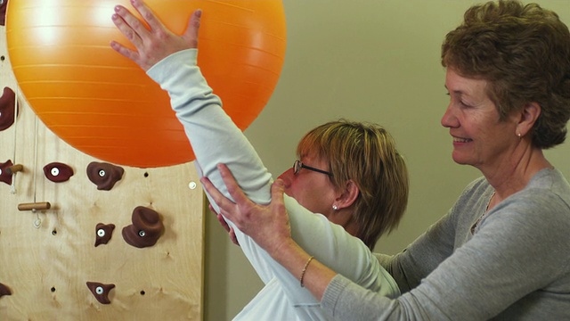 MS物理治疗师与老年患者举起健身球/曼彻斯特，佛蒙特，美国视频下载