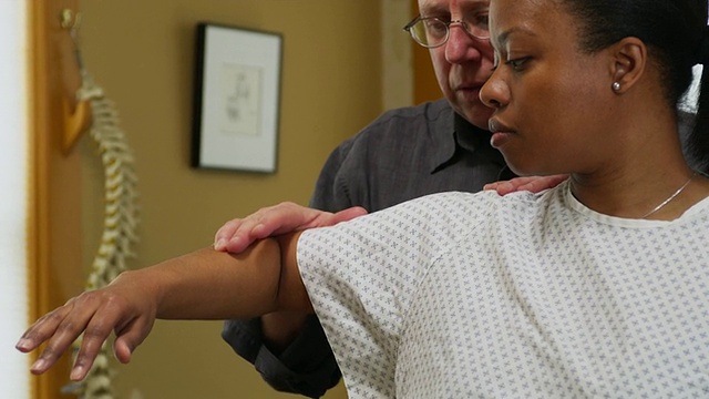 治疗女性患者的CU脊椎按摩师/曼彻斯特，佛蒙特，美国视频下载
