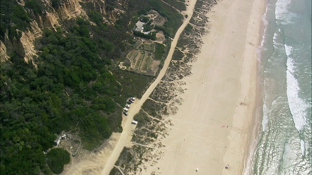空中WS海岸线与沙滩/卡帕里卡，塞图巴尔，葡萄牙视频下载