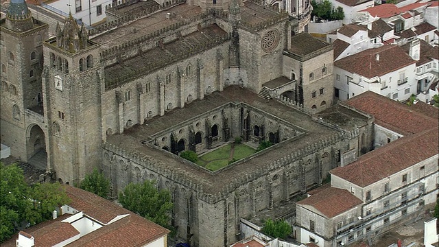 带有庭院的空中WS大教堂/葡萄牙Evora视频下载