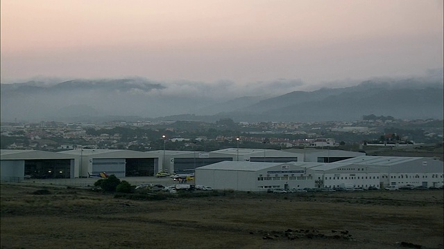带有机场的AERIAL WS Townscape / Sintra, Setubal，葡萄牙视频下载