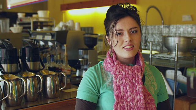 美国佛蒙特州曼彻斯特咖啡馆工作的女性肖像视频下载
