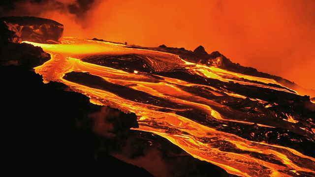 美国夏威夷卡拉帕纳，基拉韦厄火山夜间喷发的熔岩视频下载
