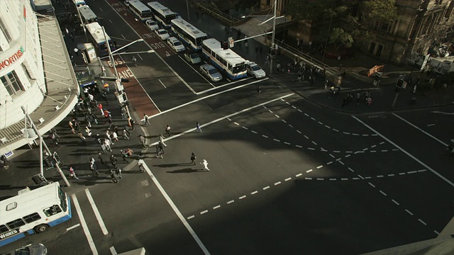 T/L WS HA繁忙的街道交叉口/悉尼，新南威尔士州，澳大利亚视频素材