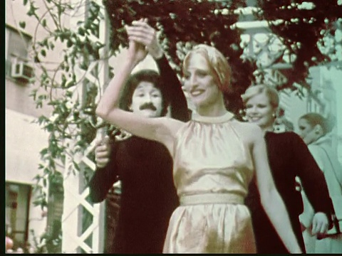 1976年，穿着金色连衣裙的女士和白色面孔的男子和哑剧演员在美国宾夕法尼亚州费城旋转视频下载
