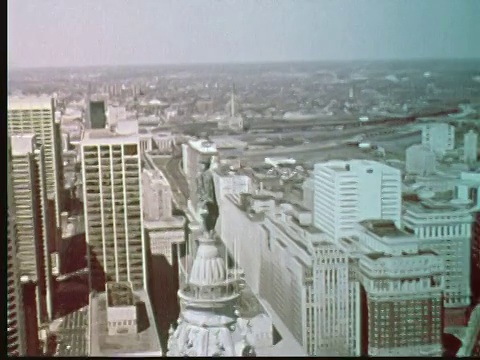 1976年，航拍CU ZO WS威廉佩恩雕像在费城市政厅顶部。拉回宽射本杰明富兰克林公园路/费城，宾夕法尼亚州，美国视频下载