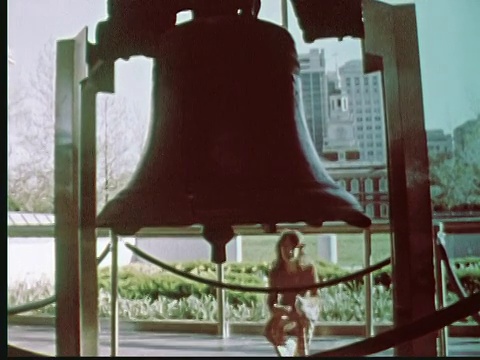 1976蒙太奇观众观看和触摸自由钟/费城，宾夕法尼亚州，美国视频下载