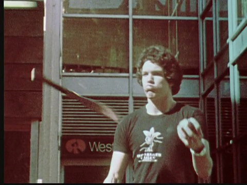 1976年，ZI CU Man女士(Penn Jillette of Penn and Teller)耍刀和咬苹果/美国宾夕法尼亚州费城视频下载