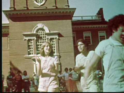 1976年，美国宾夕法尼亚州费城独立大厅外，年轻的表演者们载歌载舞视频下载