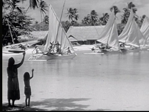 1949年B/W蒙太奇土著人从海滩上推出支腿捕鱼帆船。马绍尔群岛，当船队离开利基普海岸时，妇女们挥手致意视频下载