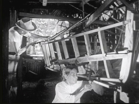 1949年，蒙太奇土著人用简单的工具在棚屋里建造木制帆船。马绍尔群岛的利基普视频下载