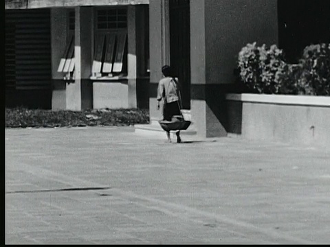 1948 B/W蒙太奇现代公寓楼。女人带着篮子。交通繁忙的城市街道。民主精神纪念碑。摩托车、自行车/ Bango，泰国视频下载