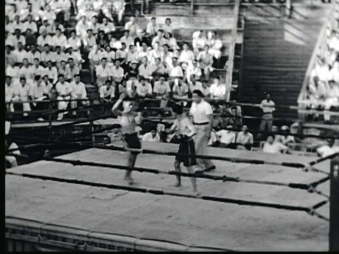 1948年蒙太奇泰国拳击赛，在看台上与裁判和观众进行视频下载