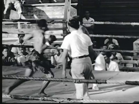 1948年蒙太奇泰国拳击赛，在看台上与裁判和观众进行视频下载