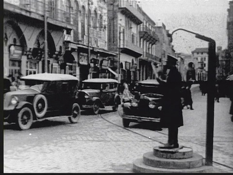 蒙太奇城街1925号西侧。交通警察指挥车辆/黎巴嫩贝鲁特视频下载