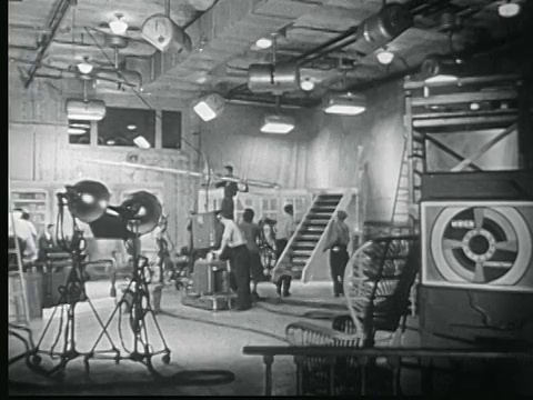 1945年黑白蒙太奇忙碌的电视演播室。大型早期GE电视摄像机。回到三个演员在拍摄时期的服装。/美国纽约市/音频视频下载