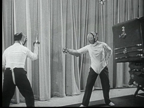 1945两名击剑运动员在电视摄像机前决斗/美国纽约/音频视频下载