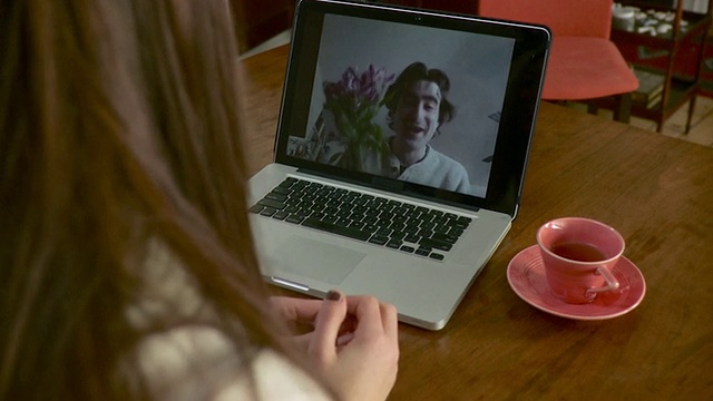 CU后视图的年轻女子视频聊天男友/布鲁克林，纽约市，美国纽约视频下载