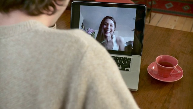 CU后视图的年轻男子视频聊天他的女朋友/布鲁克林，纽约，美国视频下载