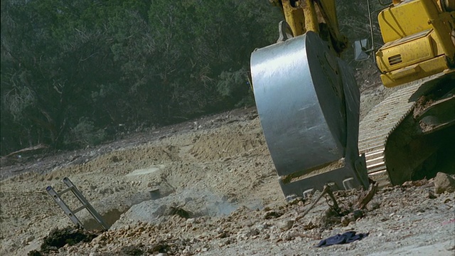 PAN TU SLO MO女士在美国德克萨斯州雪松公园的建筑工地挖掘瓦砾视频素材