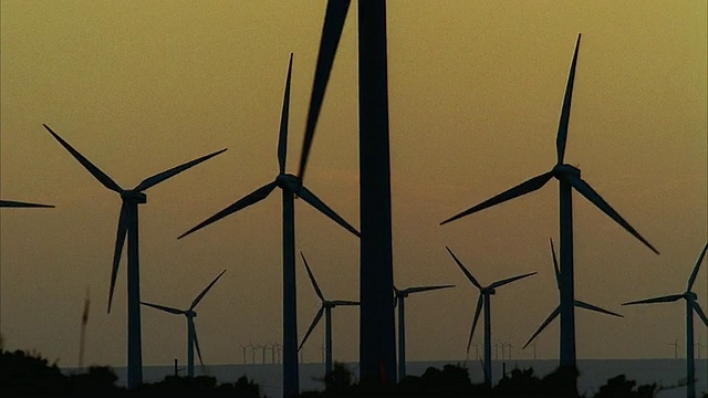 SLO MO MS PAN风力涡轮机在日落天空/交界处，德克萨斯州，美国视频素材