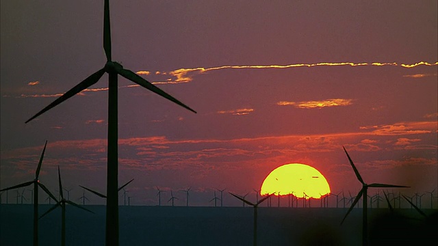 SLO MO WS风力涡轮机在日落时戏剧性的天空/汇点，德克萨斯州，美国视频素材