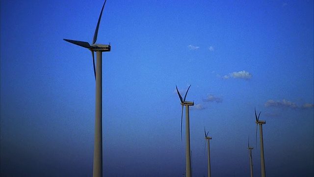 SLO MO MS TD风力涡轮机对抗蓝天/枢纽，德克萨斯州，美国视频素材