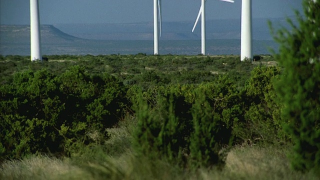 SLO MO MS TU风力涡轮机对抗晴朗的天空/交界处，德克萨斯州，美国视频素材