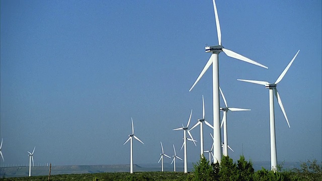 SLO MO WS风力涡轮机对抗晴朗的天空/交界处，德克萨斯州，美国视频素材