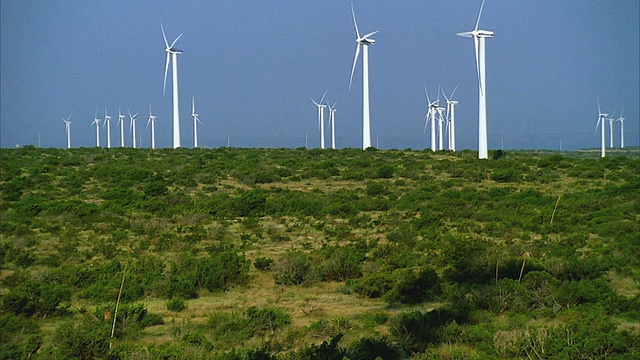 T/L WS风力涡轮机对着晴朗的天空/交界处，德克萨斯州，美国视频素材