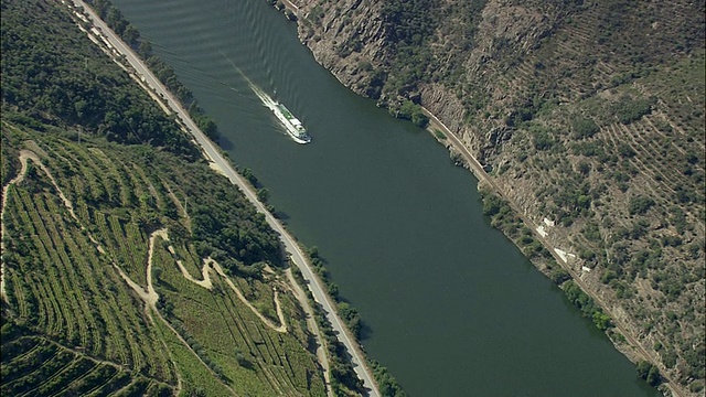 葡萄牙杜罗河上的空中WS驳船视频下载