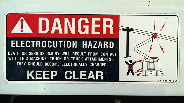 CU标志上写着“危险触电危险，请远离”/乔治敦，德克萨斯州，美国视频下载