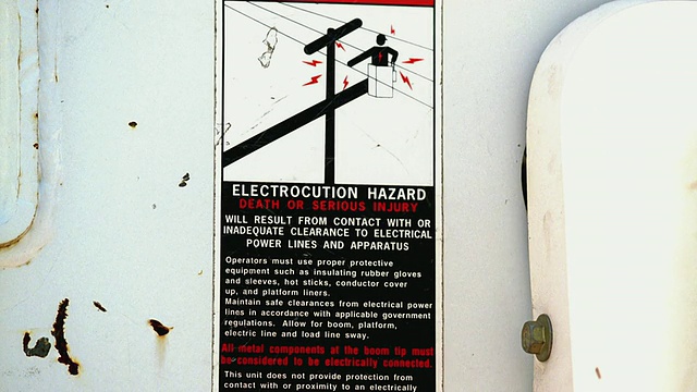 CU标志与图表显示铲斗卡车靠近电线/乔治敦，德克萨斯州，美国视频下载