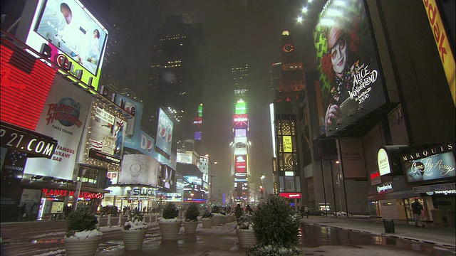 WS时代广场在雪的夜晚/纽约市，美国纽约视频下载