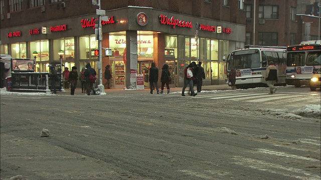 繁忙的街道十字路口在冬天/纽约，美国视频下载