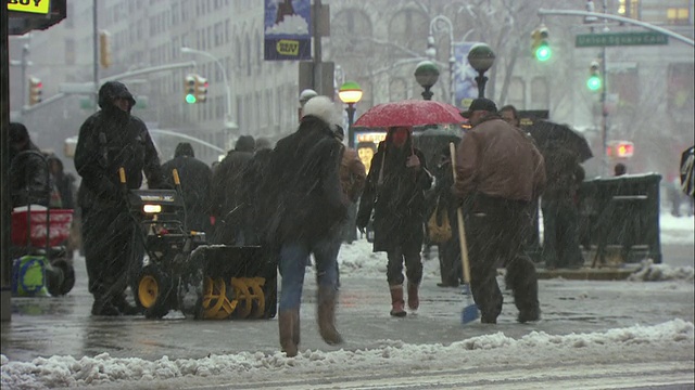 美国纽约冬天繁忙的十字路口视频下载