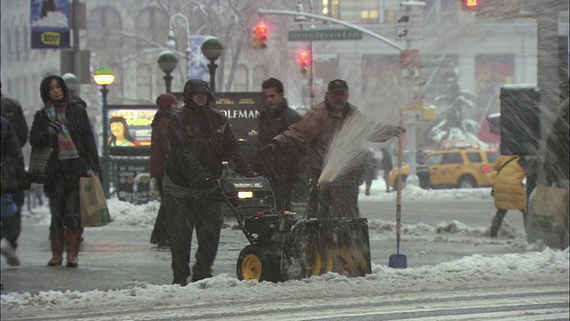 美国纽约冬天繁忙的十字路口视频下载