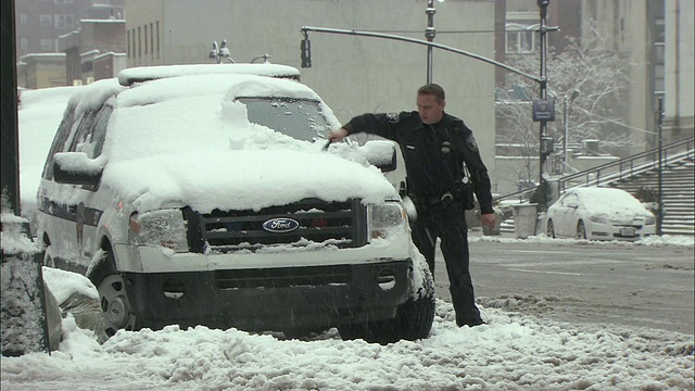 美国纽约，MS警察清理街道上汽车上的积雪视频下载