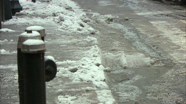 人们穿过被融化的雪覆盖的街道/纽约，美国视频下载