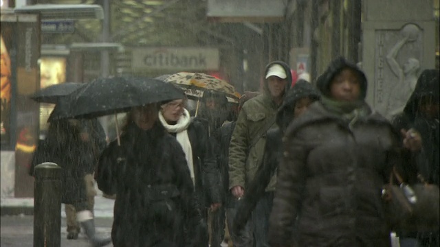 美国纽约，人们走在下雪的街道上视频下载